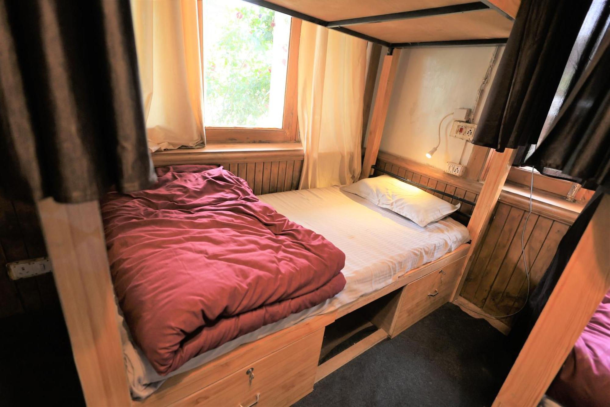 Beholden Stay And Cafe - Manali, Rooms & Dorms Exterior photo